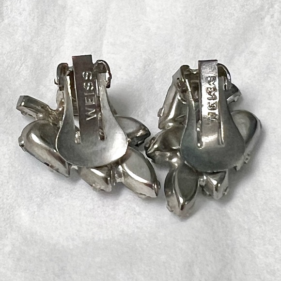 Vintage Signed WEISS Leaf Shape Clip On Earrings - Light Blue‎ Rhinestone RARE - Picture 3 of 4